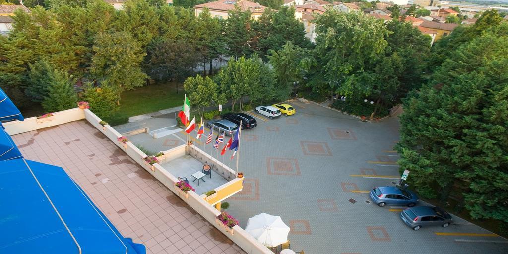 Valdenza Hotel Campegine Bagian luar foto