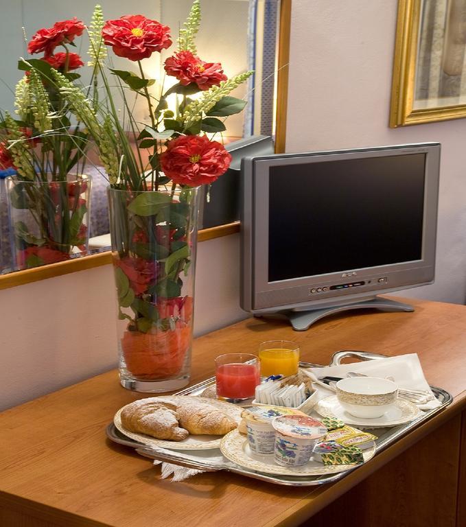 Valdenza Hotel Campegine Bagian luar foto