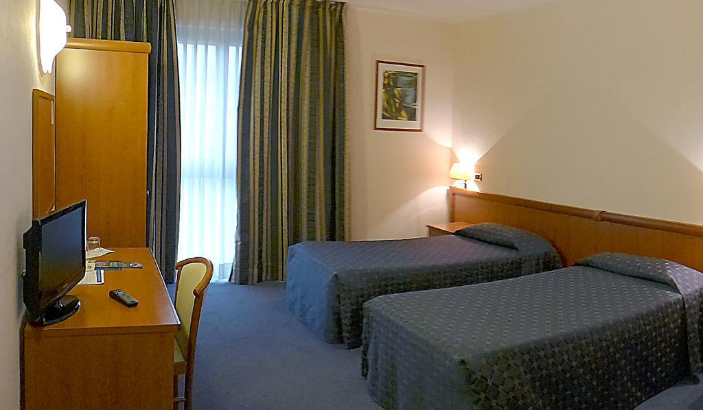 Valdenza Hotel Campegine Bagian luar foto