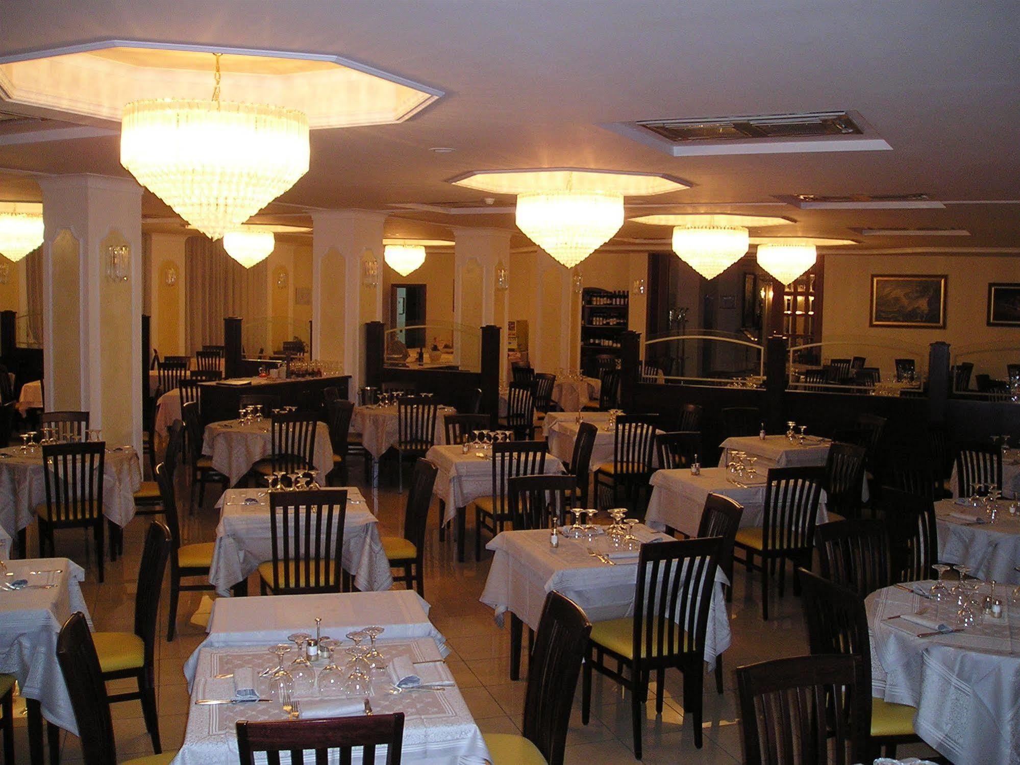 Valdenza Hotel Campegine Bagian luar foto