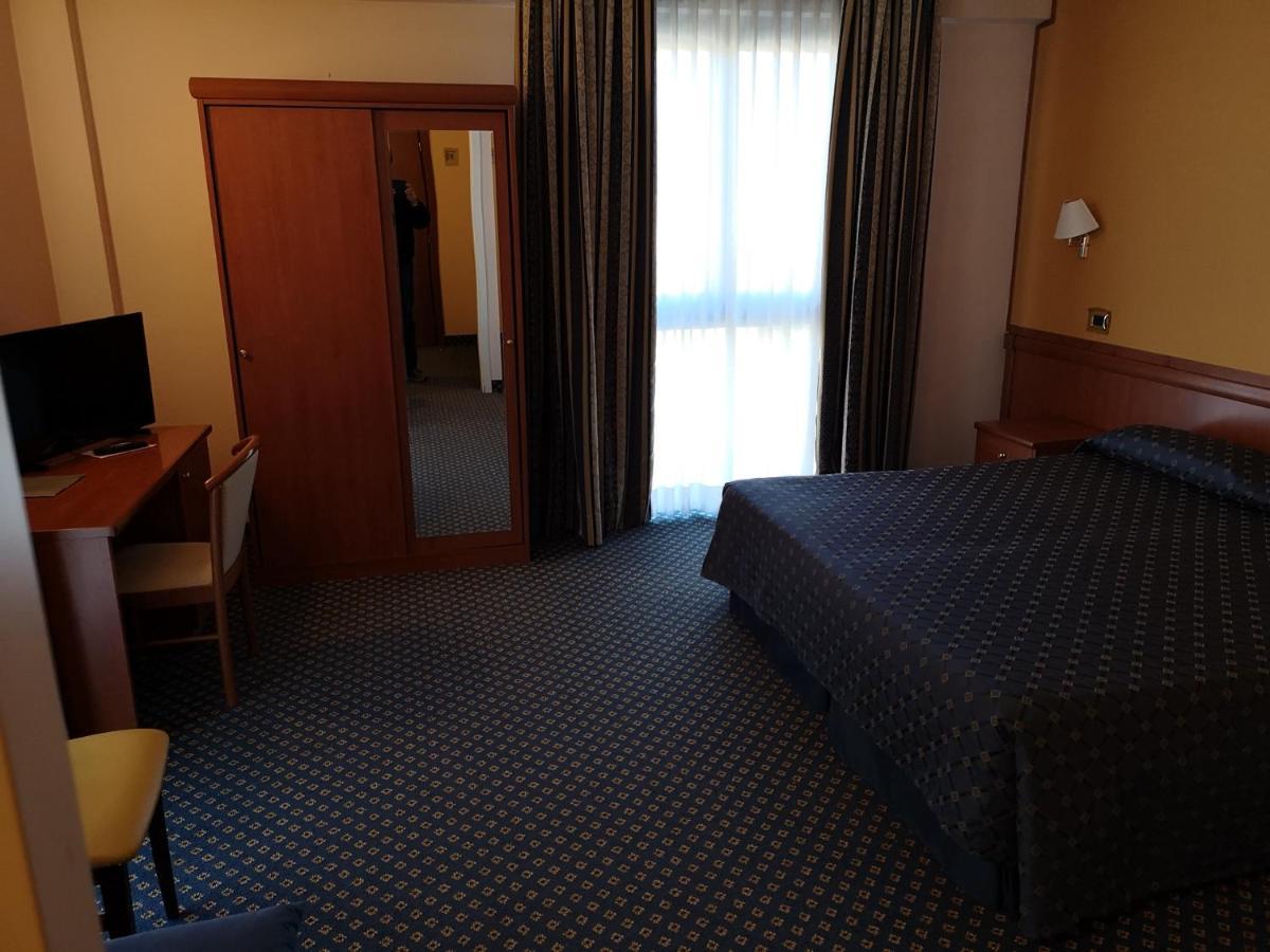 Valdenza Hotel Campegine Bagian luar foto