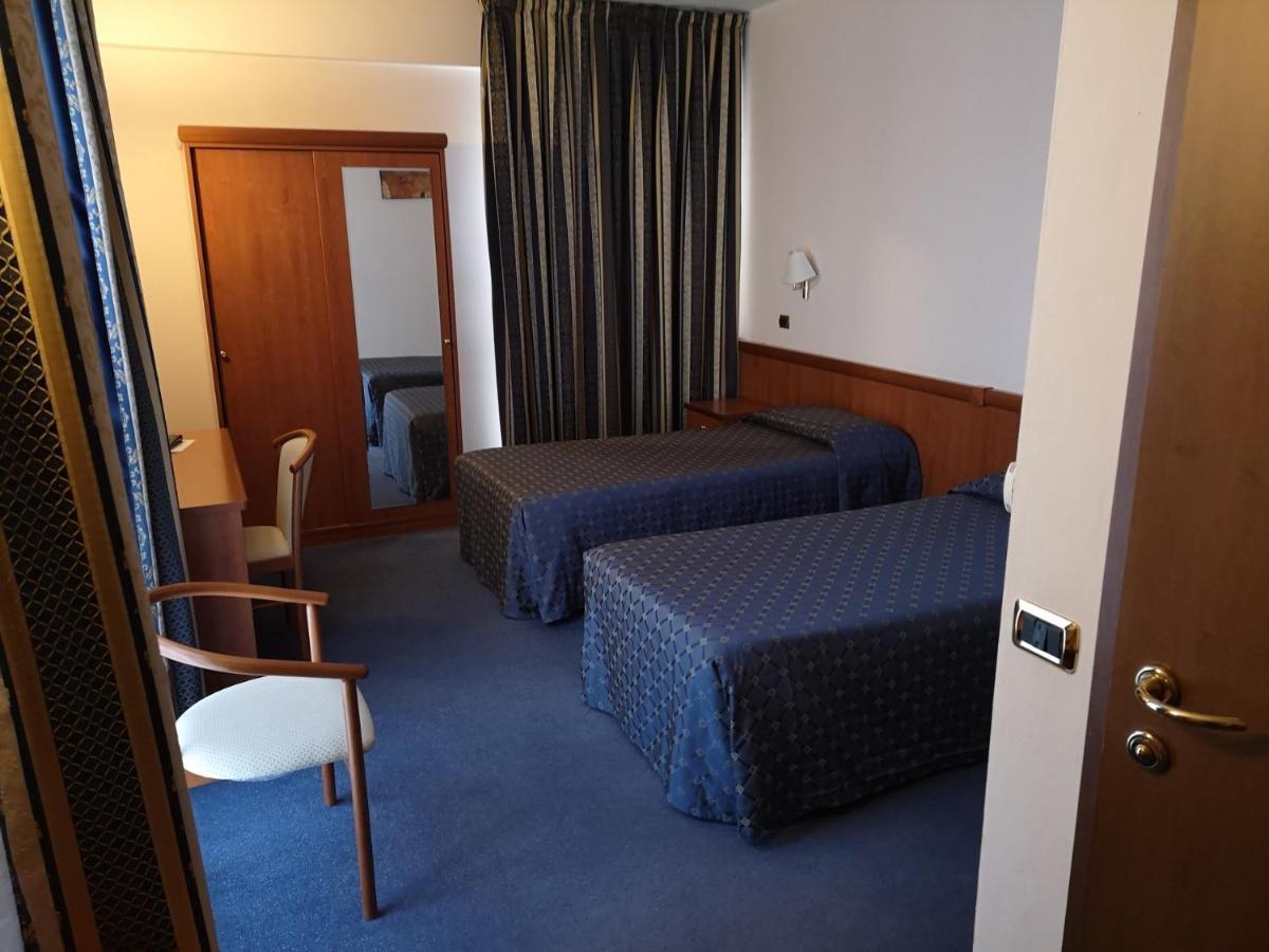 Valdenza Hotel Campegine Bagian luar foto